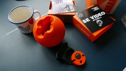 Der Sensor (unten) kommt mit dem schwarzen Schubfach in den Ball.