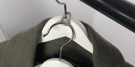 So simple and yet so good: a metal tab creates space to hang twice as many items in your wardrobe. Picture source: Stylebook