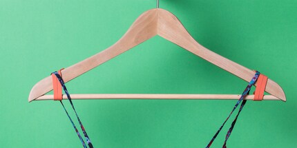 Wrap two rubber bands around the ends of the hanger and your clothes will stay in place. Picture source: Pinterest/WIE EINFACH!