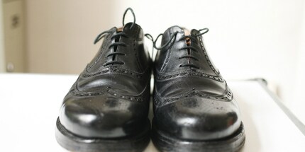 Glass cleaner revives your old leather shoes. Picture source: kleiderschrank