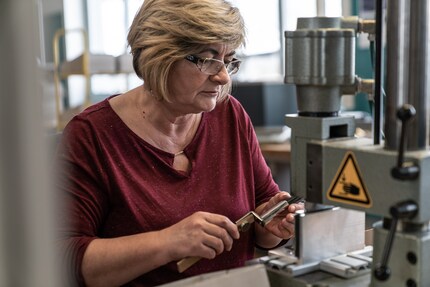 Le perturbateur est parti, Ilona peut à nouveau travailler à son propre rythme.