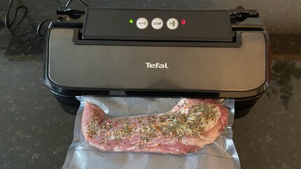 Nach dem Marinieren wird das Filet luftdicht verpackt.