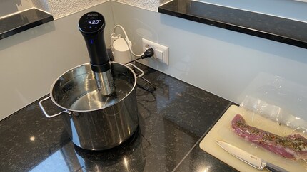 Das Filet lege ich in den Topf, sobald das Wasser 61° Celsius erreicht hat. Gemüse benötigt übrigens höhere Temperaturen als Fleisch und Fisch. Als Faustregel gilt: Je fester das Gargut, desto heisser wird es gegart.