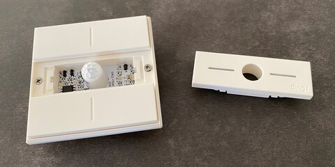 Sotto la striscia di LED rimovibile si trovano le due viti per il fissaggio.