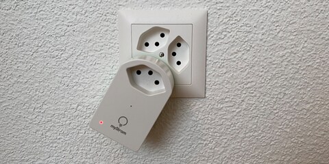 Anche i prodotti MyStrom – come in questo caso una spina intermedia – possono essere controllati con dingz.