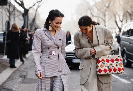 Un classico realizzato due volte: una volta con la cintura e una volta in stile oversize.