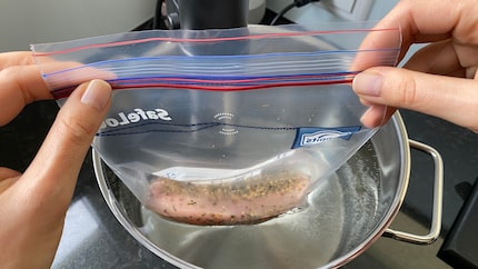 Lentamente, immergo nell’acqua tre quarti del sacchetto.