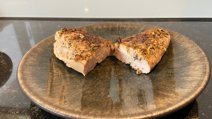 Finora, il petto di pollo mi veniva sempre secco e poco gustoso e senza salsa o burro aromatizzato era immangiabile. Il metodo sous vide rende succoso e aromatico anche un semplice petto di pollo.