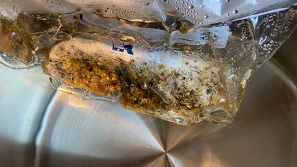 Creo così una specie di sottovuoto: la superficie del sacchetto preme forte contro il petto di pollo.