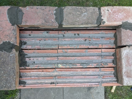 È necessario uno spazio tra gli architravi delle finestre per consentire il passaggio dell'aria.