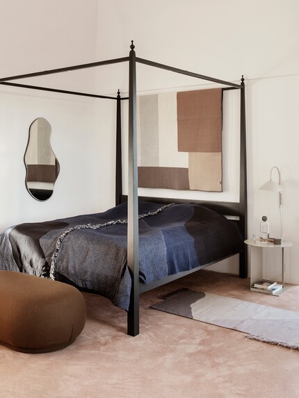 Diese Decken mit Color-blocking setzen an der Armlehne eines Stuhls oder an der Wand aufgehängt ein Statement. Bild: Ferm Living