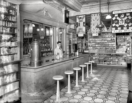 Une fontaine de soda dans une pharmacie des années 1920 à Washington DC