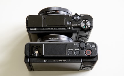 Sony ZV-1 (en bas) et RX100 III