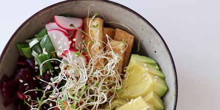 I germogli di alfalfa raccolti stanno per atterrare nella mia poke bowl.