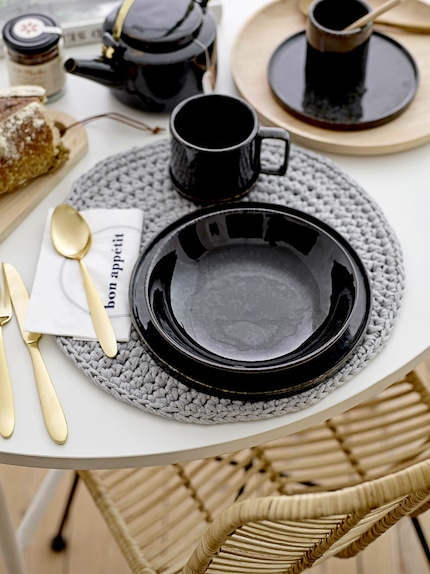 Für den edgy Look wird der rund geformten Tasse «Noir» ein eckiger Griff verpasst.