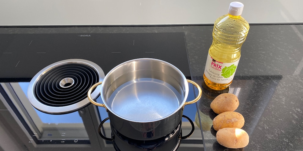 Acqua bollente e aceto da tavola per condire le mie patatine.