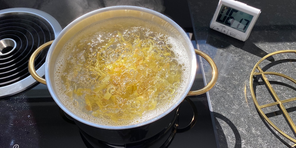 I bastoncini di patate si godono un bagno caldo