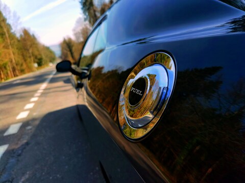 Una Dodge Challenger alla luce del mattino, foto scattata con il P40 Pro