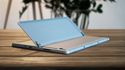D'un côté, la prise jack de 3,5 mm, les ports USB type C et Surface Connect et le lecteur de carte microSDXC.