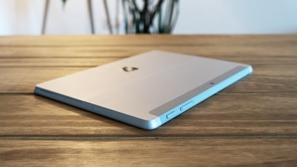 Et de l'autre, l'emplacement pour la SIM nano, le bouton de mise sous tension et le contrôle du volume.