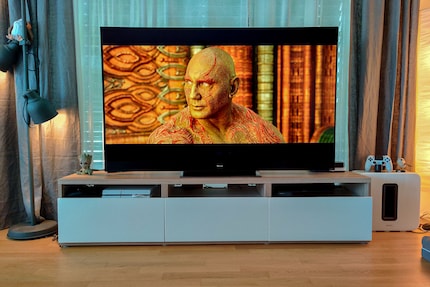Le support et la barre de son font apparaître l'image plus haut que je ne le souhaiterais. Mais la TV est loin d'être moche.