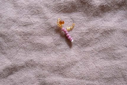 The flower wreath should form around the centre bead without any gaps.