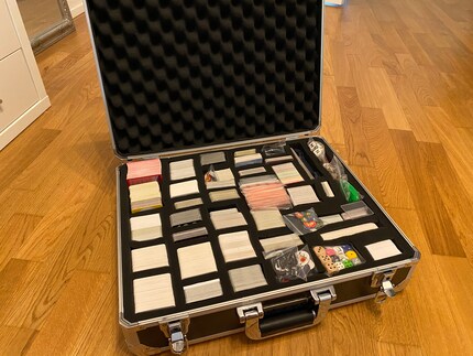 Koffer mit den Spielen und dem noch ungenauen Schaumstoff