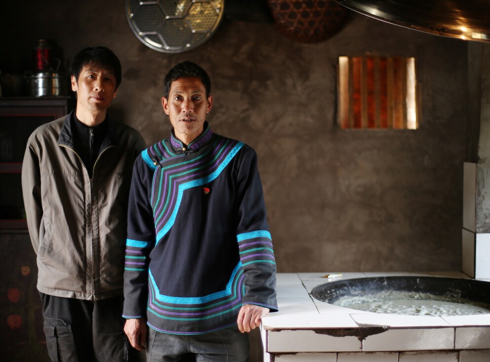 Les compensations carbone de Suisse sont également investies dans des projets en Asie, comme ici dans la province chinoise du Sichuan, où les gens ont besoin de moins de bois de chauffage grâce à des cuisinières économiques.