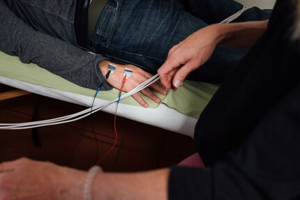 Bioelektrische Impedanz Analyse durch Wechselstrom.