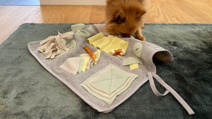 La snuffle mat è adatta anche ai cani più impetuosi: grazie ai due nastri si può legare ad esempio alla gamba di un tavolo.