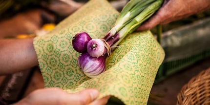 Vous pouvez congeler les légumes directement dans leur tissu en cire d'abeille. Source : Naturtuch