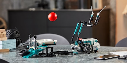 Le nouveau set LEGO Mindstorms propose également un bras robotique lanceur de balles. Source de l'image : LEGO