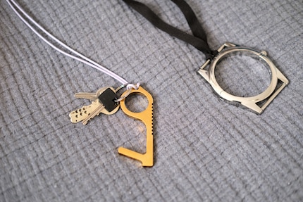 Clean Key (a sinistra) potrebbe essere dello stilista Martin Margiela, che gioca con le illusioni ottiche come con la sua catena di orologi (a destra).