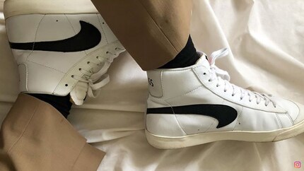 Le styliste Will associe son blazer-sneakers en édition limitée à un pantalon long en tissu. Image : @theycallmewillwillo