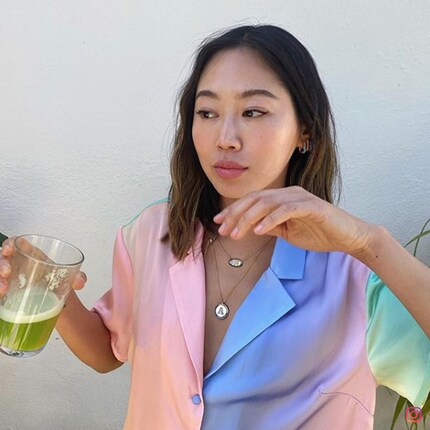 Ketten-Layering lässt einen tiefen Ausschnitt weniger nackt aussehen. Bild: Insta @aimeesong
