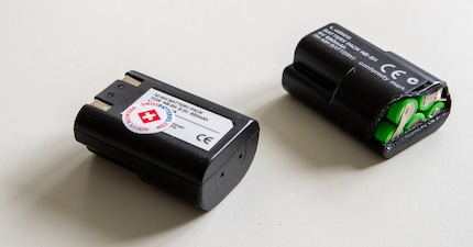 Les apparences sont trompeuses : la batterie qui fonctionne est celle de droite.