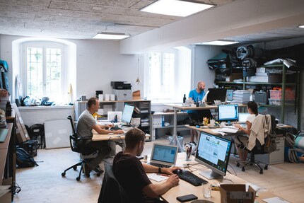 Von hier wird dirigiert: Im frisch bezogenen Büro in Oberrieden.