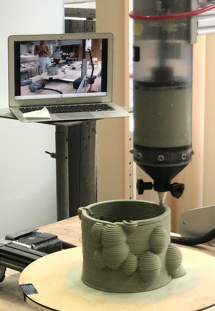 Une impression 3D doit aussi être surveillée. Image : Rafael Gil Cordeiro