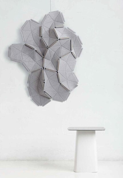 Il modulo tessile «Cloud» migliora l'acustica e decora le pareti. Immagine: Kvadrat