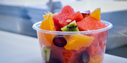 Un bol de fruits pour dîner : parfait pour quand il fait très chaud.