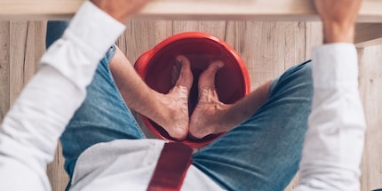 Un bain de pieds au bureau est très efficace contre la chaleur.