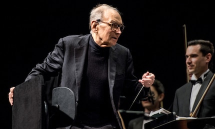 Ennio Morricone nel 2013 durante una performance orchestrale della sua musica da film.
