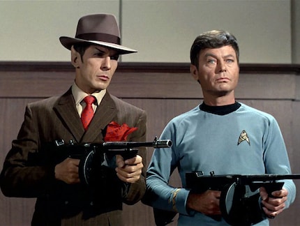 Spock und McCoy in den 1920er-Jahren. Oder war's doch ein anderer Planet, der nur so aussah? Zeitreisen in Star Trek sind verwirrend.