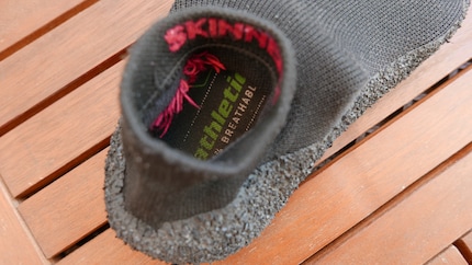 Plus de confort, moins de transpiration : chaussettes ou semelles fines fonctionnent comme un charme.