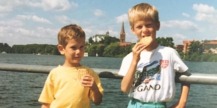Un ritorno alle origini: io e mio fratello, più di 25 anni fa.
