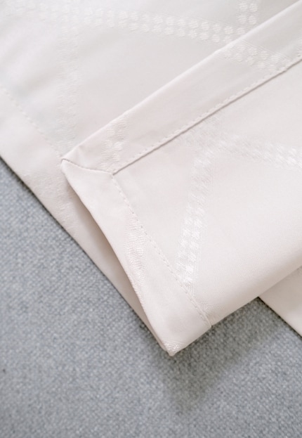 Die Ober- und Unterseite des Polyester-Tischtuchs sind unbeschichtet.