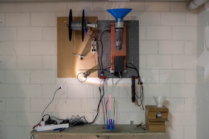 Eine selbstgebaute Konstruktion produziert das Filament.