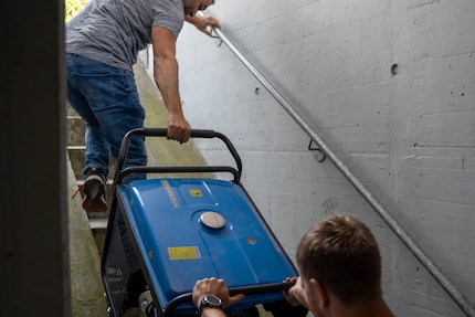 Den Dieselgenerator müssen sie jedesmal die kleine Treppe hochschieben.