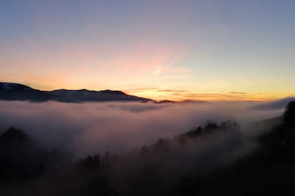 Die Aussicht von der Terrasse, nicht etwa die Rauchentwicklung beim Wildschwein anbraten.