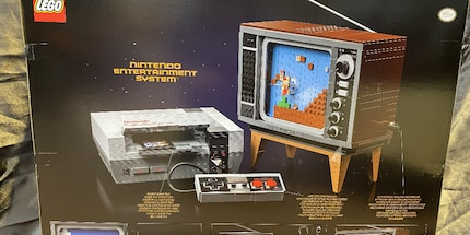 Beim neuen LEGO-NES-Set ist alles dabei, was das Retro-Herz begehrt. Bildquelle: VJGamer